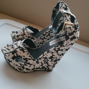 Steve Madden  flower platform